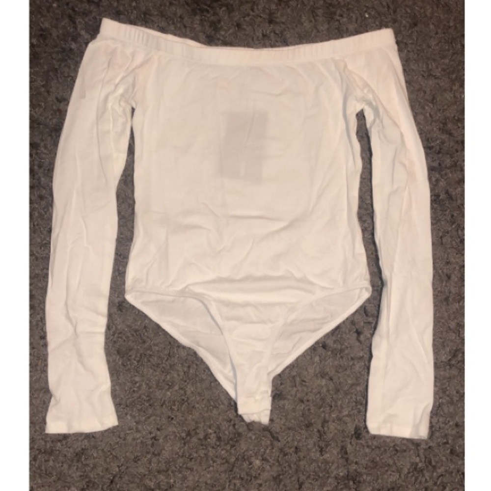 Off white off the shoulders bodysuit!
